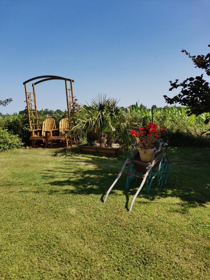 Gite 4 Etoiles Avec Hebergement Insolite - 10 Personnes Foussais Exterior photo